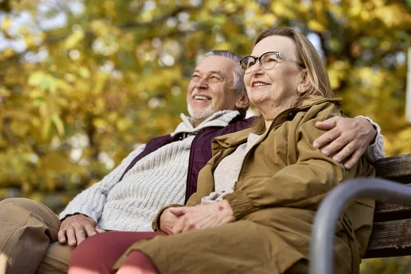 Senior Caucasian Couple Sitting Bench Park — стоковое фото