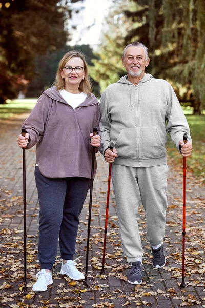 Portrait Senior Caucasian Couple Hiking Together Park — 图库照片