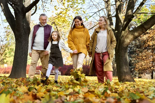 Family Walking Park Autumn — Φωτογραφία Αρχείου