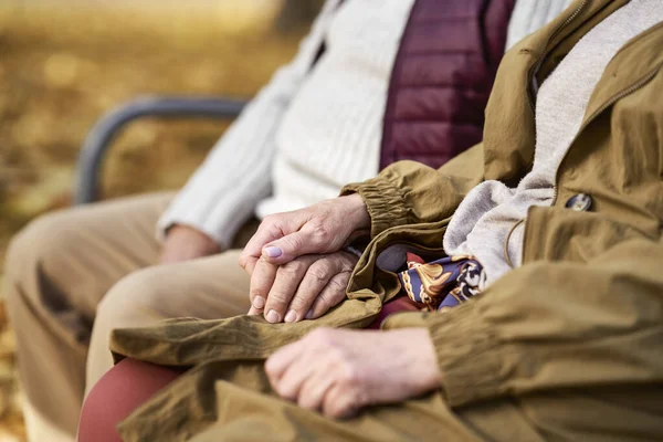 Close Senior Caucasian Couple Holing Hands Together — Fotografia de Stock