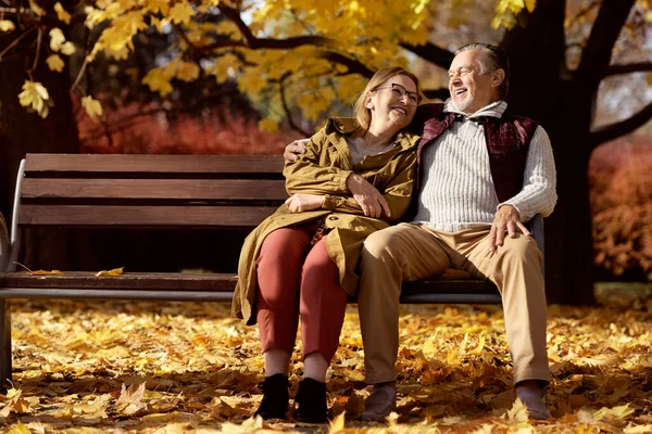 Senior Caucasian Couple Sitting Bench Park — Foto Stock