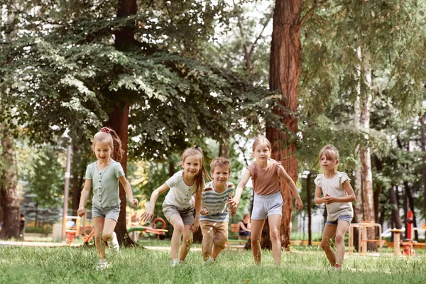 Yaz Günü Koşan Bir Grup Çocuk — Stok fotoğraf
