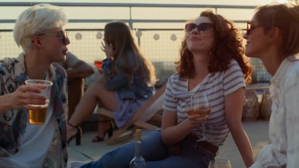 Group Caucasian Friends Sitting Talking Together Rooftop Summer Day Shot — Vídeos de Stock
