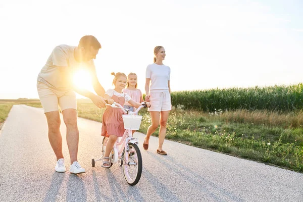 Family Four Caucasian People Spending Time Walking Riding Bike Village — Fotografia de Stock