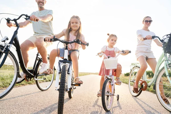 Οικογένεια Τεσσάρων Καυκάσιων Που Κάθονται Πάνω Ποδήλατα Στο Δρόμο Του — Φωτογραφία Αρχείου