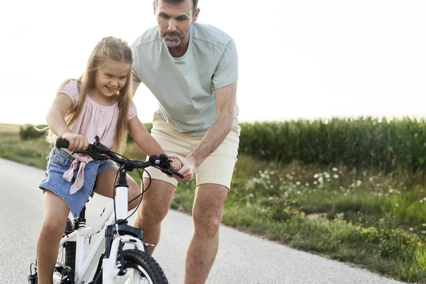Отец Учит Свою Дочь Кататься Велосипеде — стоковое фото