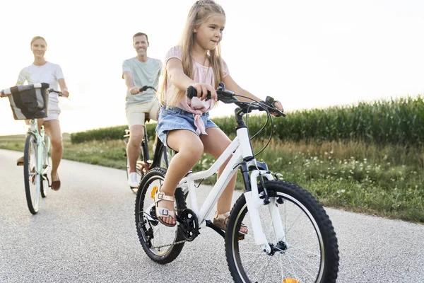 Caucasian Family Three While Bike Ride Village Road — Stock fotografie