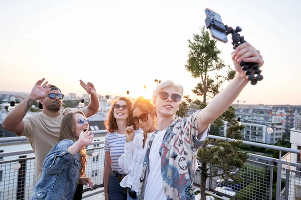 Multi Ethnicity Friends Make Video Rooftop Party Summer Day — Foto de Stock