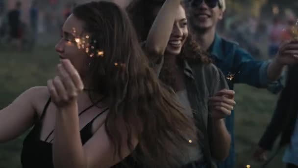Group Caucasian Young People Dancing Music Festival Sparklers Shot Red — Vídeo de stock