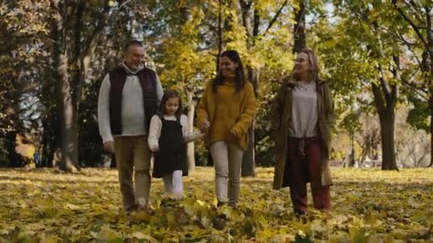 Caucasian Family Walking Park Together Shot Red Helium Camera — Vídeos de Stock