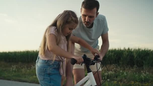 Кавказький Батько Навчає Свою Маленьку Дочку Їздити Велосипеді Постріл Камери — стокове відео