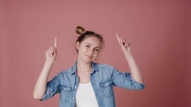 Caucasian Teenage Girl Pointing Copy Space Shot Red Helium Camera — Wideo stockowe