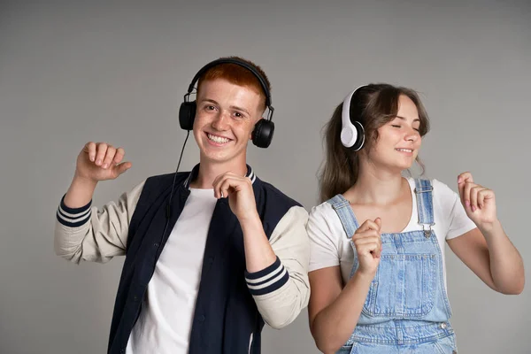 Caucasian Teenage Girl Boy Dancing While Wearing Headphones — 图库照片