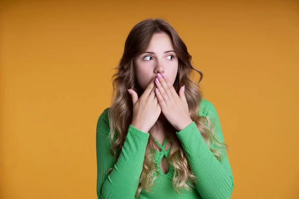 Shocked Teenage Girl Yellow Background — Foto Stock