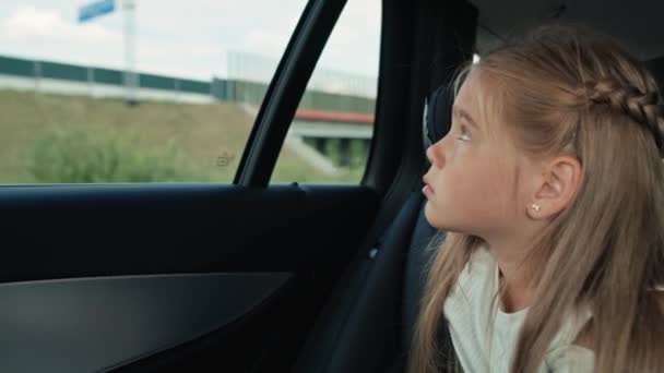 Καυκάσιος Κορίτσι Ετών Κοιτάζει Έξω Από Παράθυρο Του Αυτοκινήτου Ενώ — Αρχείο Βίντεο