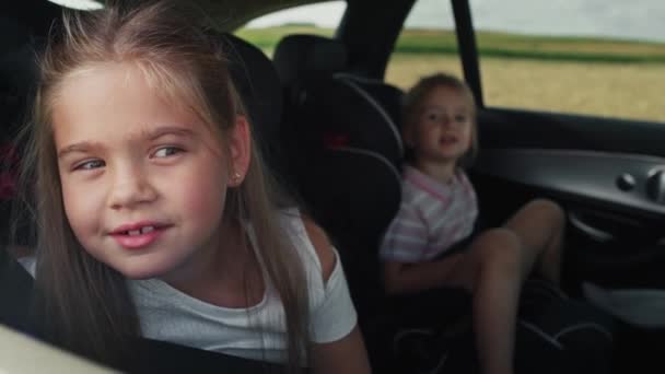 Caucasian Girl Years Looking Out Car Window While Car Trip — Vídeo de stock