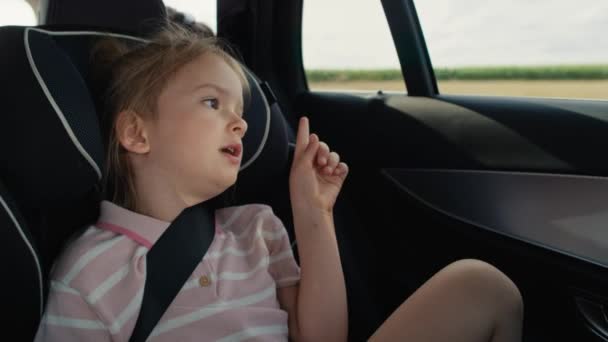 Caucasian Girl Years Sitting Safety Seat Looking Out Car Window — Stok Video