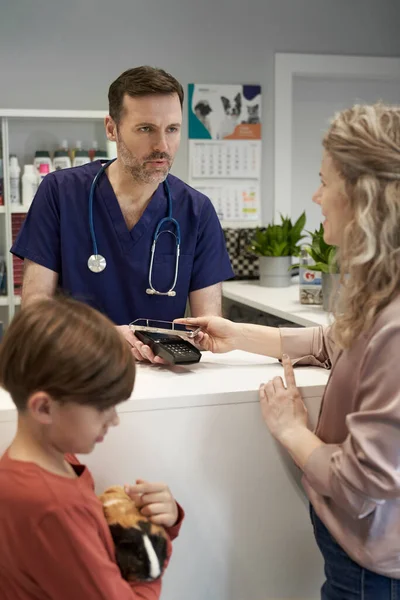 Frau Mit Kind Zahlt Für Hilfe Für Ihr Versuchskaninchen — Stockfoto