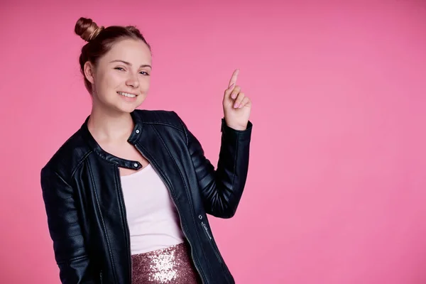 Caucasian Teenage Girl Pointing Copy Spac — Stockfoto