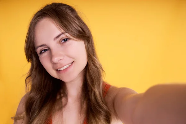 Caucasian Teenage Girl Making Selfie Studio Shot — Stok fotoğraf