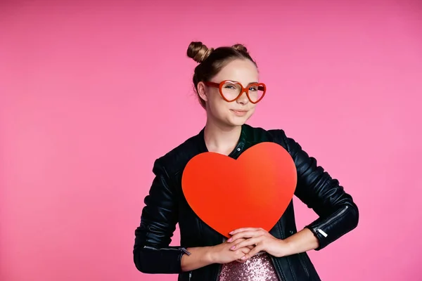 Caucasian Teenage Girl Heart Shape Speech Bubble Red Glasses — Stok fotoğraf