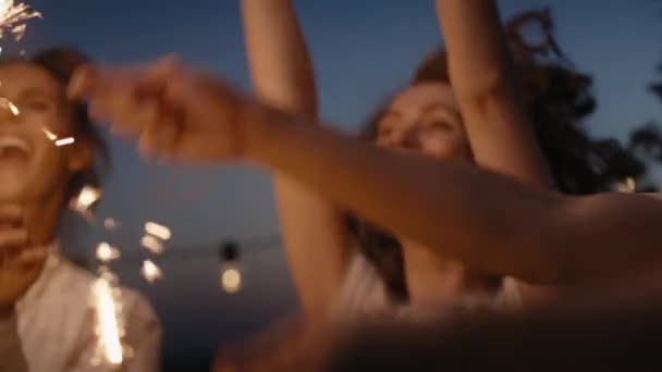 Group Friends Dancing Together Rooftop Sparkles Shot Red Helium Camera — Vídeo de Stock