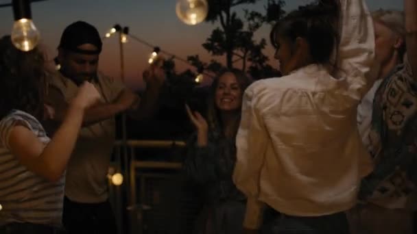 Μια Ομάδα Φίλων Που Χορεύουν Στο Πάρτι Πάνω Από Σκεπή — Αρχείο Βίντεο