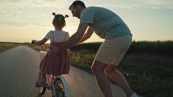 Батько Навчає Свою Маленьку Доньку Їздити Велосипеді Знімок Гелієвою Камерою — стокове відео