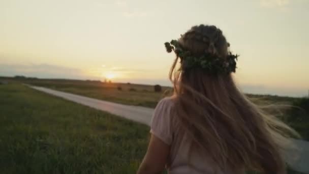 Rear View Little Caucasian Girl Running Sunset Meadow Shot Red — Wideo stockowe