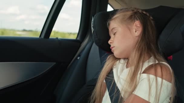Καυκάσιος Κοριτσάκι Κοιμάται Ενώ Ιππεύει Στο Αυτοκίνητο Πυροβολήθηκε Κόκκινη Κάμερα — Αρχείο Βίντεο