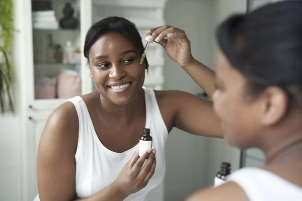 African American Woman Using Serum Face Bathroom — Zdjęcie stockowe
