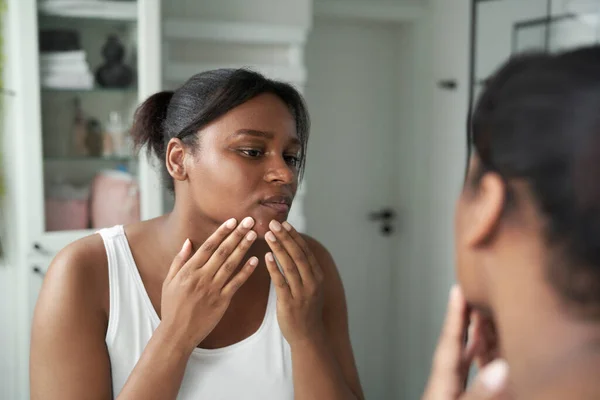 Young African American Woman Bathroom Having Acne Problems Fac — Fotografia de Stock