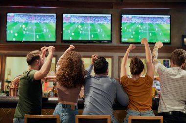 Bardaki futbol fanatiklerinin tezahürat yapan arkadaşları. 