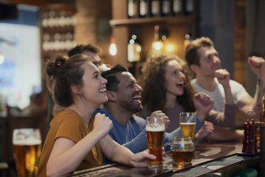 Bardaki futbol fanatiklerinin tezahürat yapan arkadaşları. 