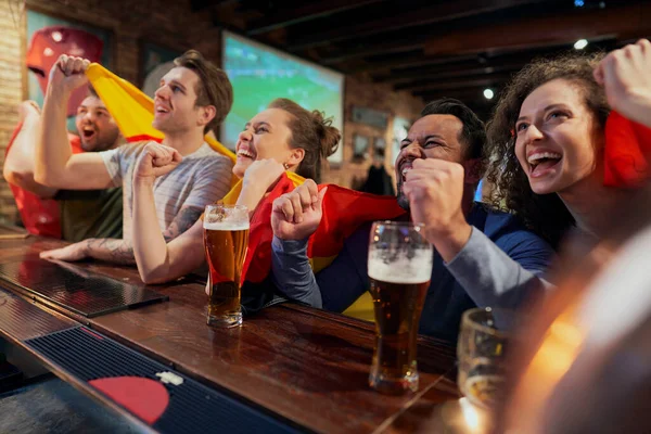 Groupe Amis Applaudissant Match Football Dans Pub — Photo