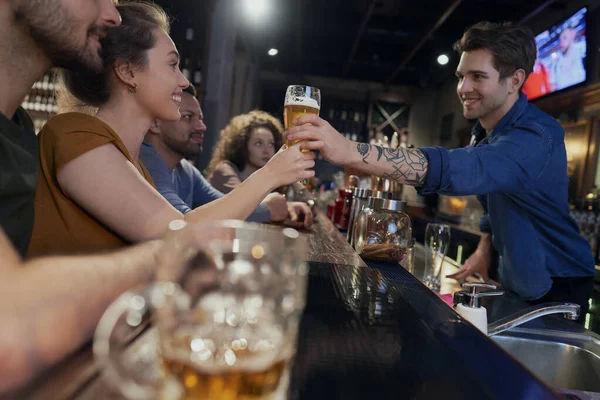 酒吧招待啤酒的白人男性酒保 — 图库照片