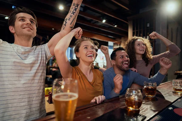 Animando Los Amigos Los Aficionados Fútbol Pub — Foto de Stock