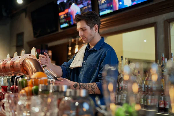 Caucasian Young Bartender Work — Stock Photo, Image