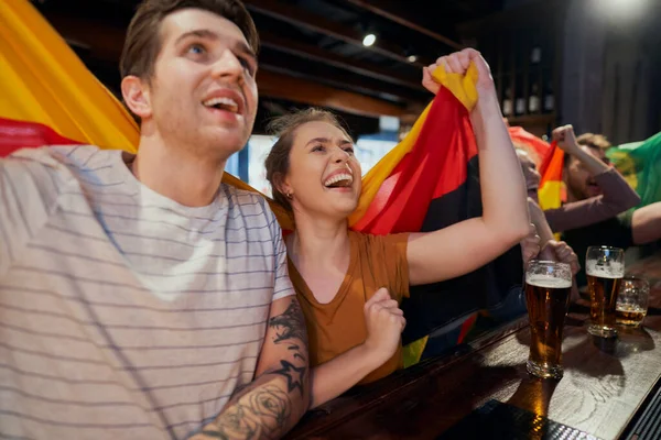 Couple Friends Cheering Soccer Match Pub — 图库照片