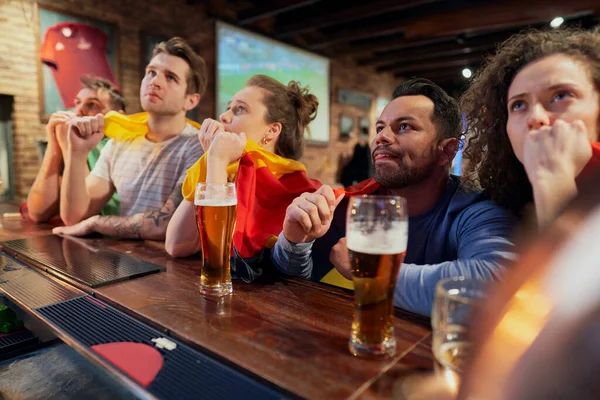 Bir Grup Arkadaş Barda Futbol Maçı Için Tezahürat Yapıyor — Stok fotoğraf