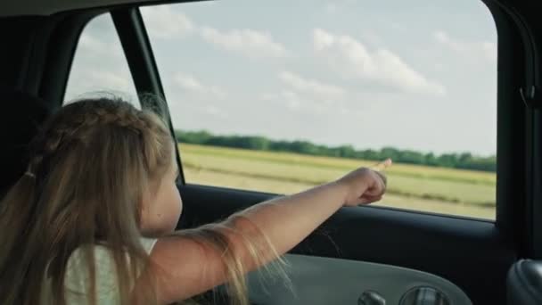 Caucasian Girl Years Looking Out Car Window Pointing While Car — Stockvideo