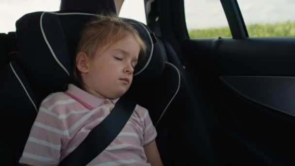 Caucasian Little Girl Sleeping While Riding Car Shot Red Helium — Vídeo de Stock