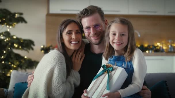 Portrait Happy Family Christmas Time Home Shot Red Helium Camera — Stock Video