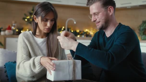 Caucasian Couple Packing Christmas Presents Together Home Shot Red Helium — Vídeo de stock