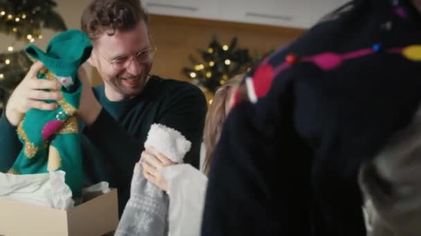 Caucasian Family Opening Christmas Presents Home Shot Red Helium Camera — Αρχείο Βίντεο