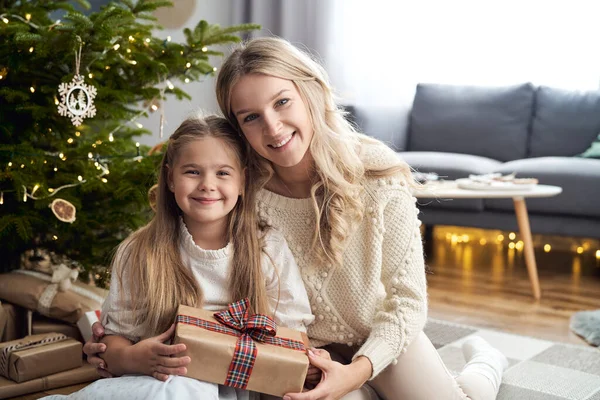 Portrait Caucasian Girl Mother Embracing Each Other Holding Christmas Gift —  Fotos de Stock