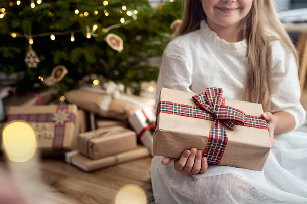 Portrait Caucasian Girl Holding Christmas Gift While Sitting Next Christmas — Stok fotoğraf