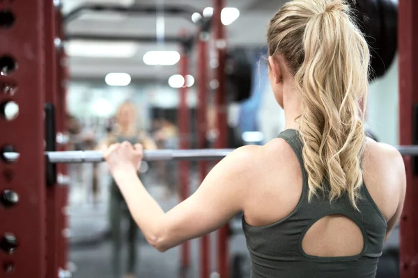 Rear View Caucasian Woman Concentrating Doing Exercise Weightlifting — Fotografia de Stock