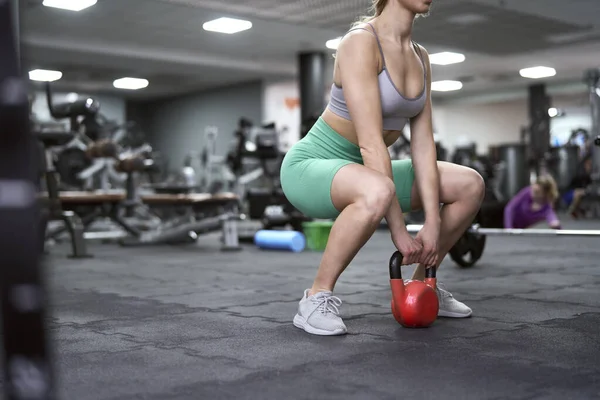 Junge Kaukasierin Trainiert Mit Kettlebells Fitnessstudio — Stockfoto