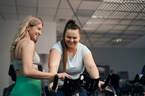 Caucasian Instructor Helping Size Woman Gym — Stockfoto